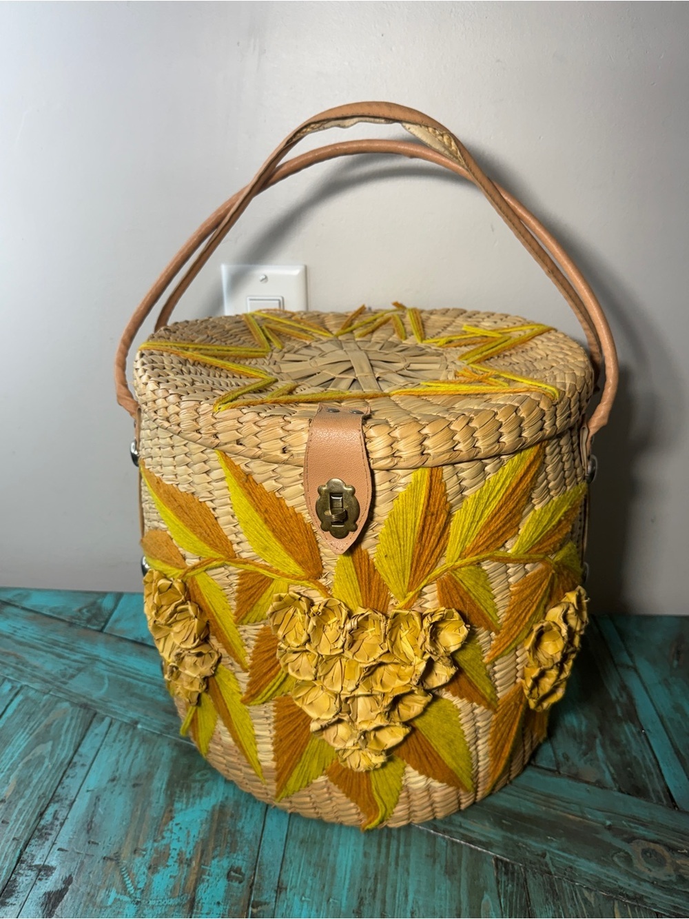 Vintage Raffia Basket Purse w/ Lid Floral Appliqué Boho Woven Straw Bag - Picture 2 of 15